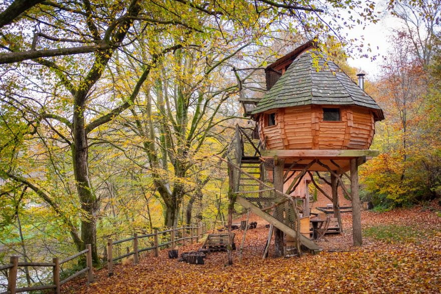Kulatý domek na stromě v lese